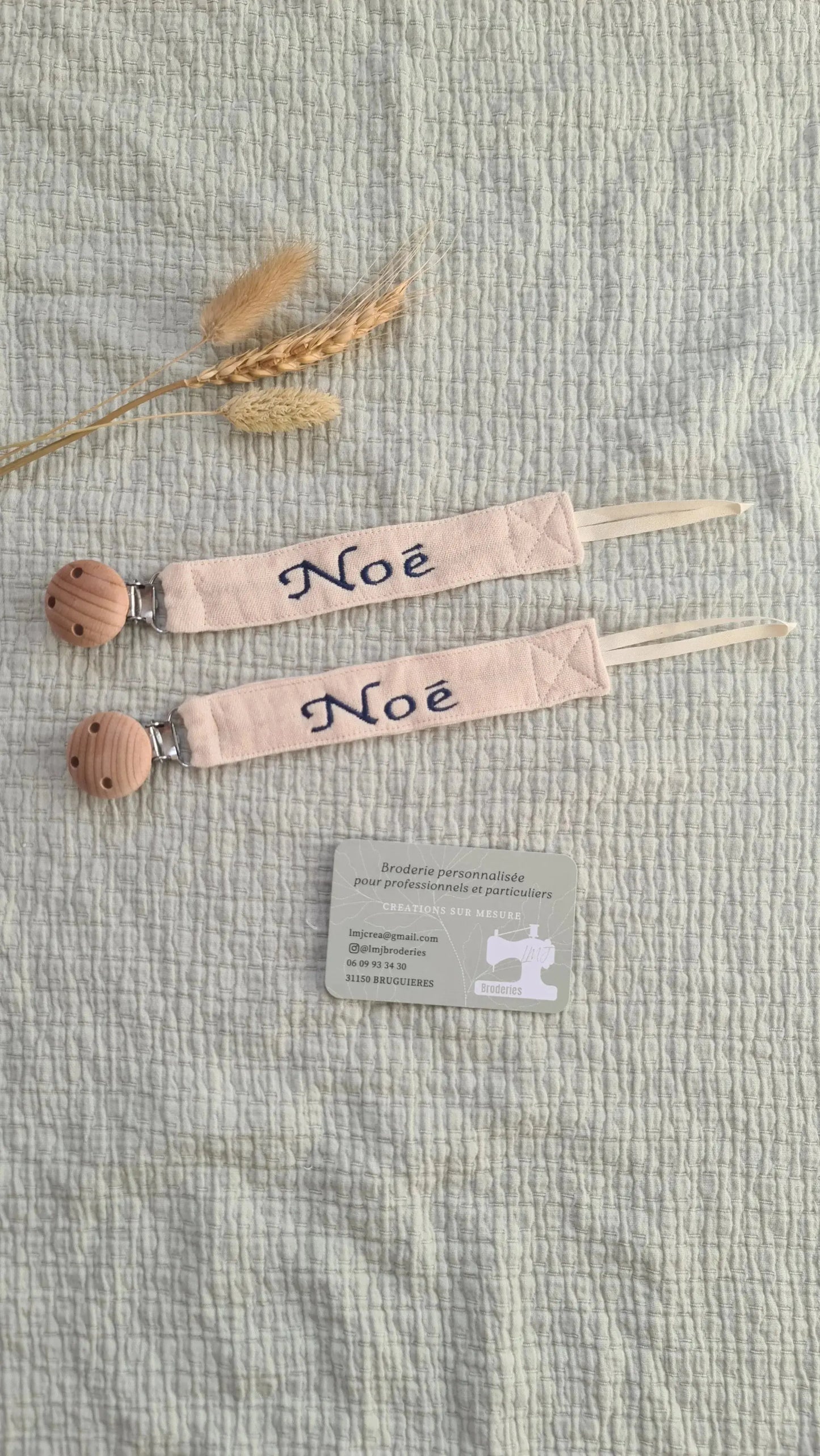 Attache tétine brodé personnalisé prénom bébé