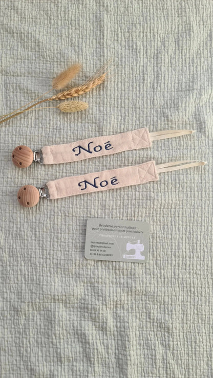 Attache tétine brodé personnalisé prénom bébé