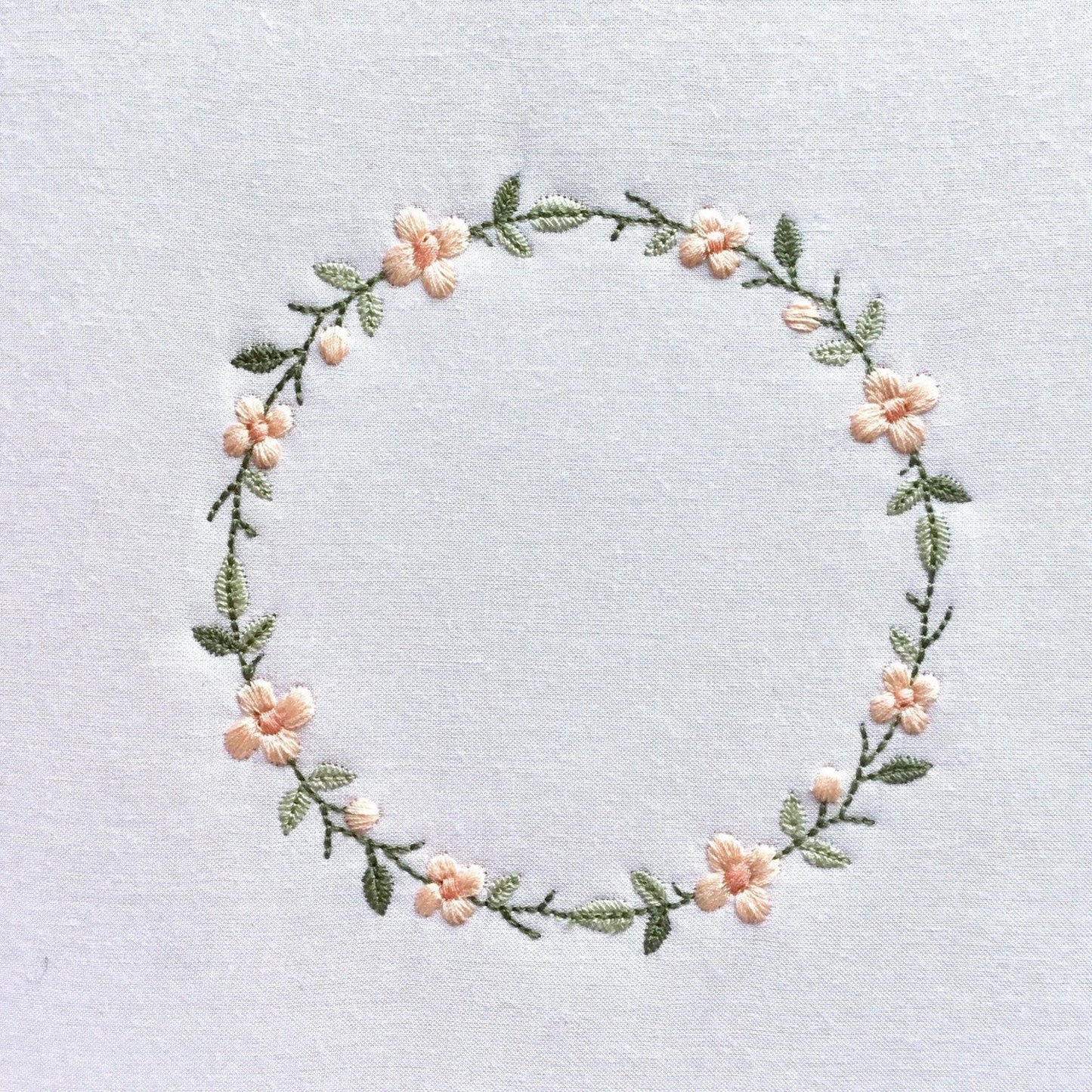 Motif couronne fleurie LMJbroderies ! cadeau personnalisé 