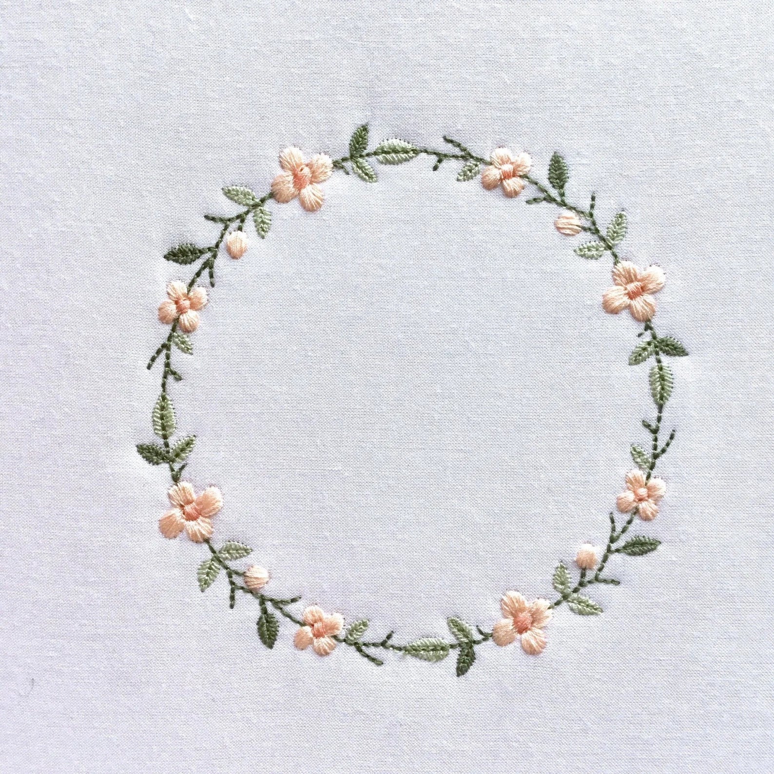 Motif couronne fleurie LMJbroderies ! cadeau personnalisé 