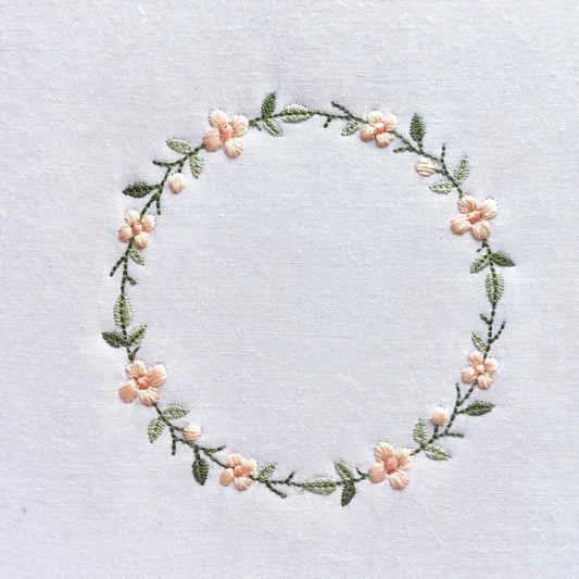 Motif couronne fleurie LMJbroderies ! cadeau personnalisé 